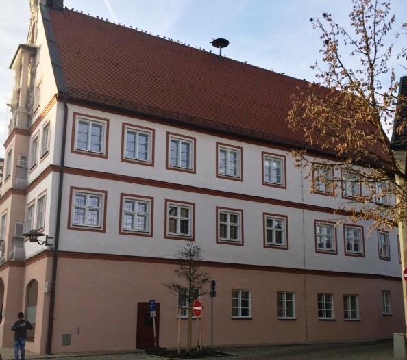 Rathaus von Geisenfeld von 1626 mit PaX-Kastenfenstern aus Lärche ausgestattet 