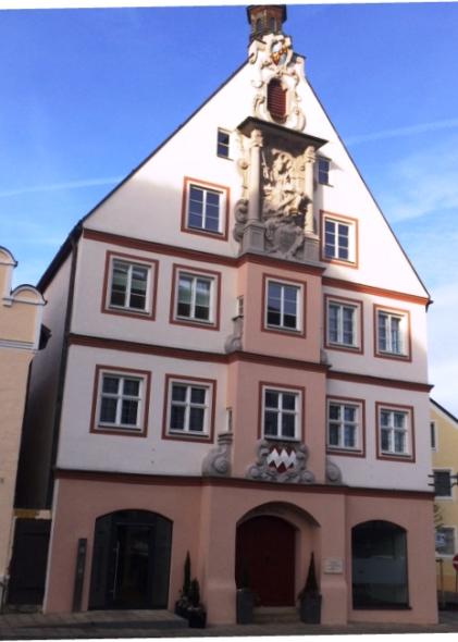 Rathaus von Geisenfeld von 1626 mit PaX-Kastenfenstern aus Lärche ausgestattet 