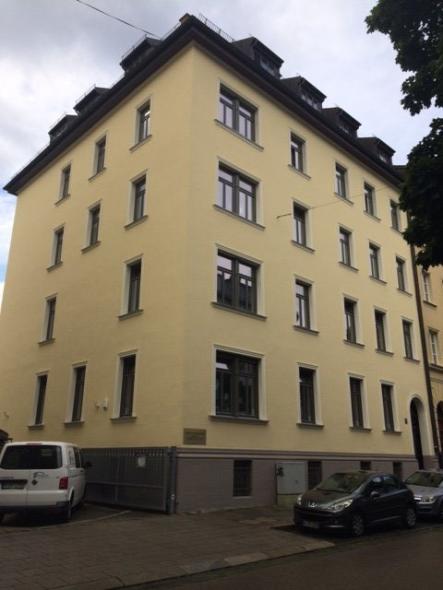 Jahrhundertwendehaus mit PaXretro68 Fenstern aus Kiefer in Kidlerstraße in München