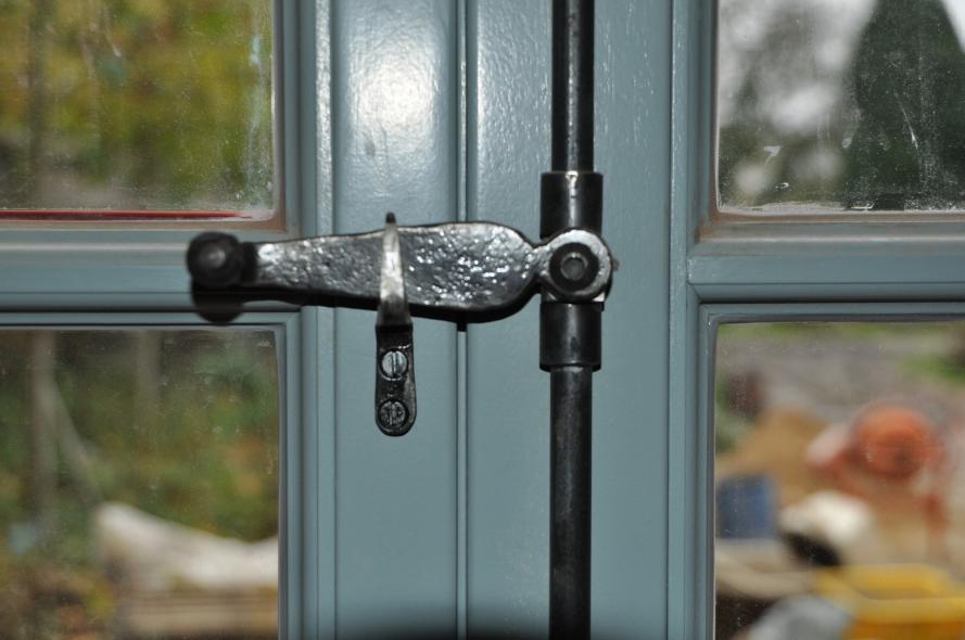 PaXpur68 Fenster aus Eukalyptus für Schloss Liedberg in Korschenbroich Beschlag