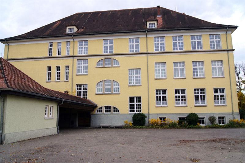 Schulgebäude mit denkmalgerechten PaXretro58 aus Kiefer in Tettnang Rückseite