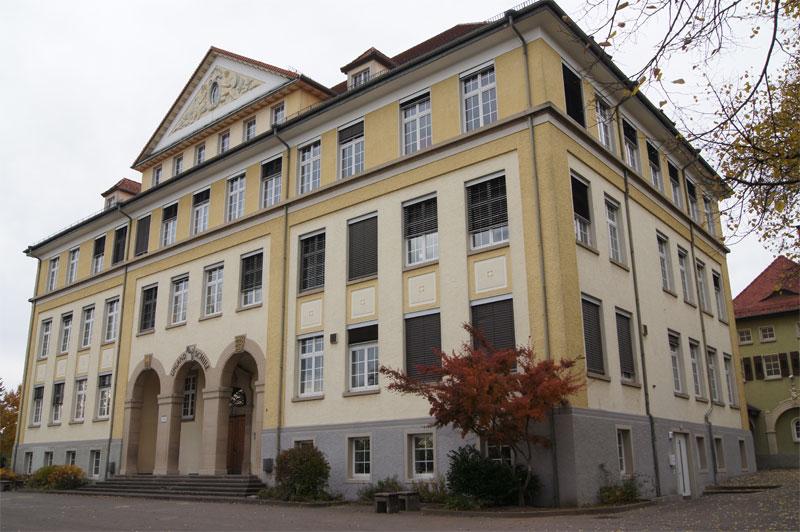 Schulgebäude mit denkmalgerechten PaXretro58 aus Kiefer in Tettnang 