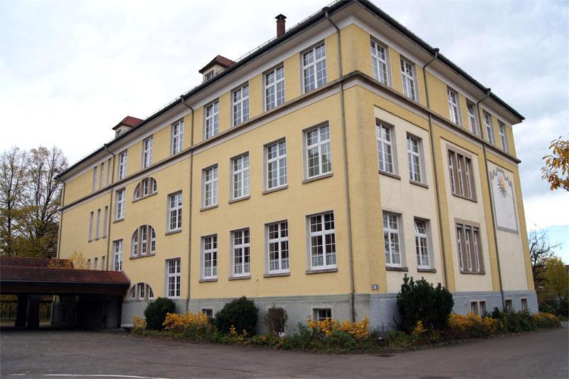 Schulgebäude mit denkmalgerechten PaXretro58 aus Kiefer in Tettnang Eckansicht
