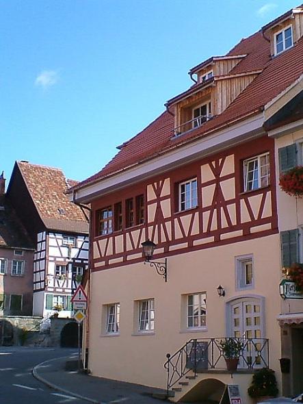 Stadthaus mit denkmalgerechten PaXretro58 Fenstern aus Kiefer in Überlingen