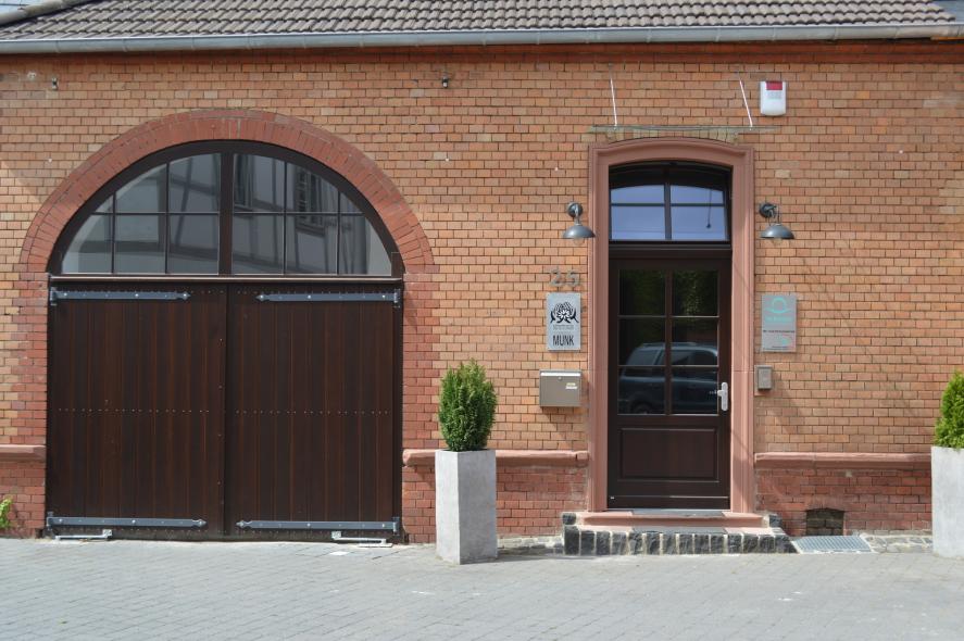 Neue PaXretro58 Fenster aus Eukalyptus und Eingangstür für Stadtpalais in Hochheim Eingang