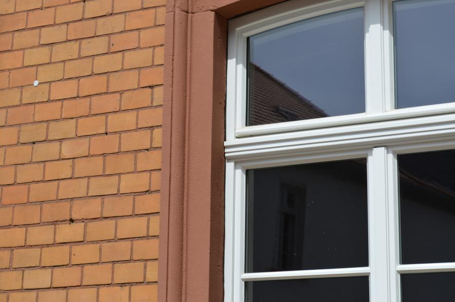 Neue PaXretro58 Fenster aus Eukalyptus und Eingangstür für Stadtpalais in Hochheim Detailaufnahme