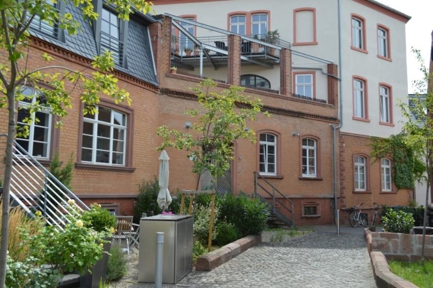 Neue PaXretro58 Fenster aus Eukalyptus und Eingangstür für Stadtpalais in Hochheim Rückseite