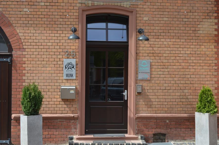 Neue PaXretro58 Fenster aus Eukalyptus und Eingangstür für Stadtpalais in Hochheim Eingangstür