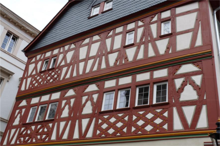 Neue PaXretro58 Fenster aus Kiefer mit Karniesbleisprossen für ehemaliges Stadtschreiberhaus in Bad Kreuznach