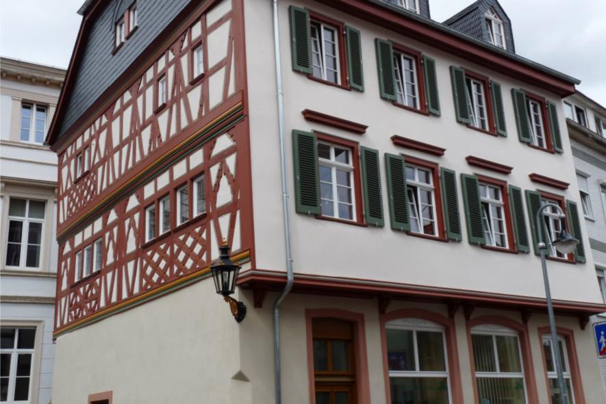 Neue PaXretro58 Fenster aus Kiefer mit Karniesbleisprossen für ehemaliges Stadtschreiberhaus in Bad Kreuznach