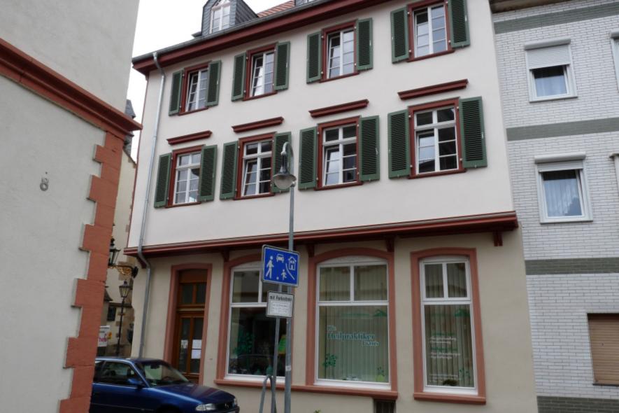 Neue PaXretro58 Fenster aus Kiefer mit Karniesbleisprossen für ehemaliges Stadtschreiberhaus in Bad Kreuznach