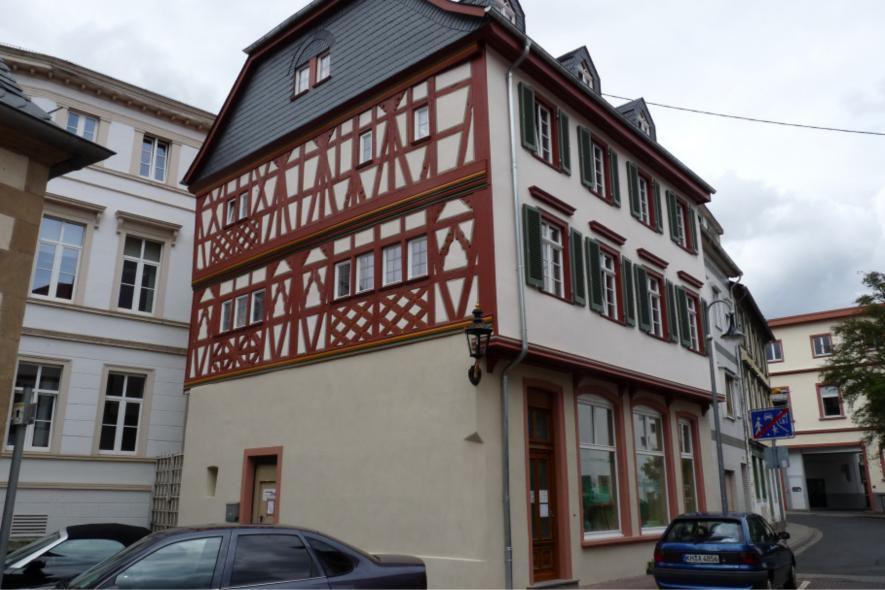 Neue PaXretro58 Fenster aus Kiefer mit Karniesbleisprossen für ehemaliges Stadtschreiberhaus in Bad Kreuznach