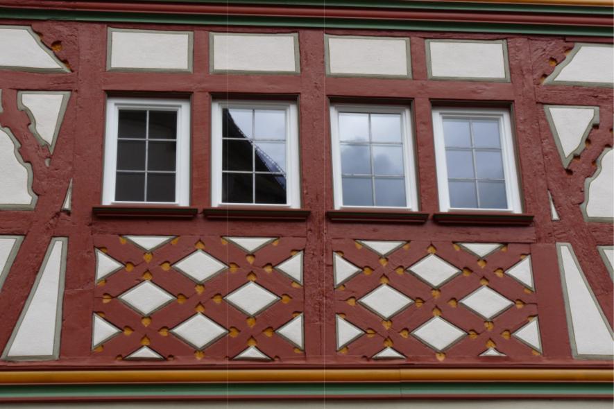 Neue PaXretro58 Fenster aus Kiefer mit Karniesbleisprossen für ehemaliges Stadtschreiberhaus in Bad Kreuznach Nahaufnahme