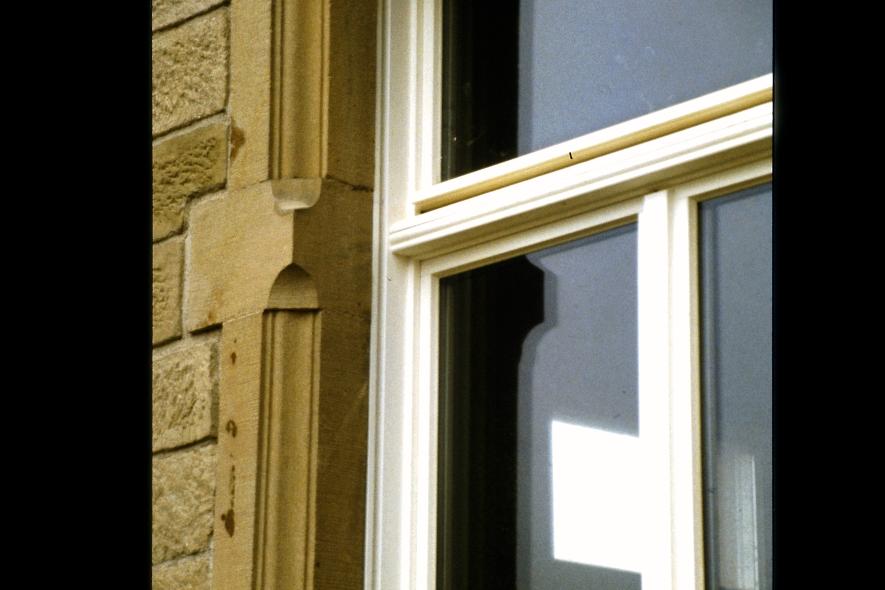 Einbau von historisierenden Fenstern in Villa Dupuis in Waldböckelheim