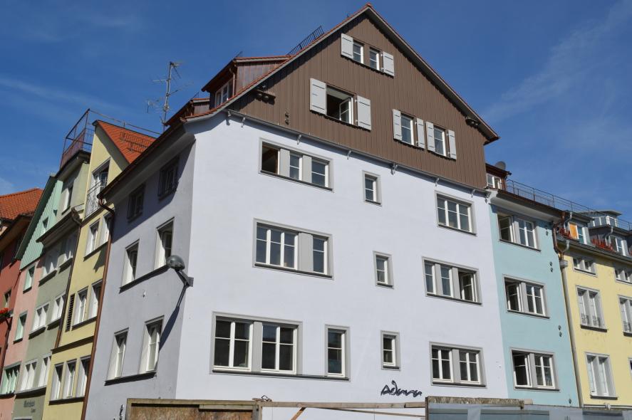 Wohn- und Geschäftshaus mit PaXretro58 aus Eukalyptus in Lindau