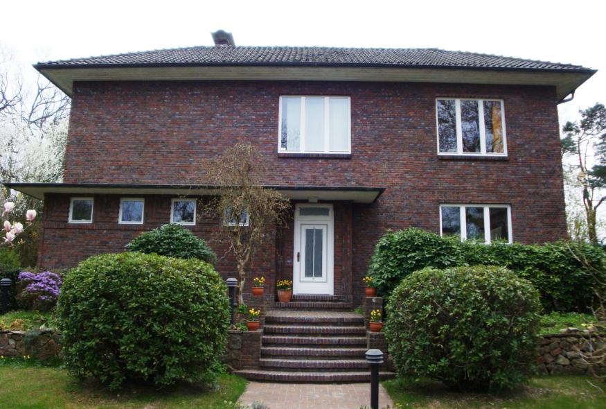 Backsteingebäude im Stil der neuen Sachlichkeit mit PaXretro58 in Pinneberg