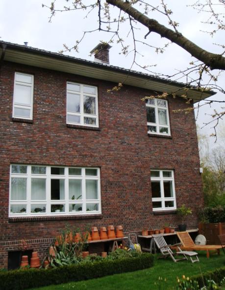 Backsteingebäude im Stil der neuen Sachlichkeit mit PaXretro58 in Pinneberg