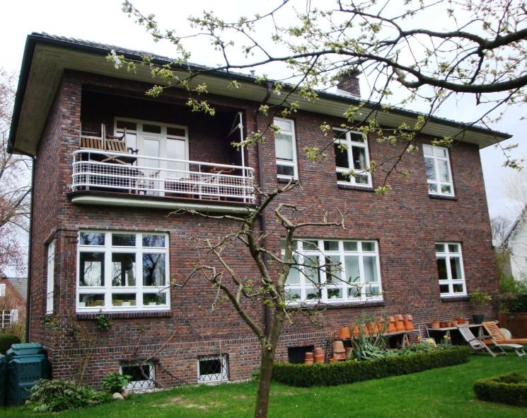 Backsteingebäude im Stil der neuen Sachlichkeit mit PaXretro58 in Pinneberg