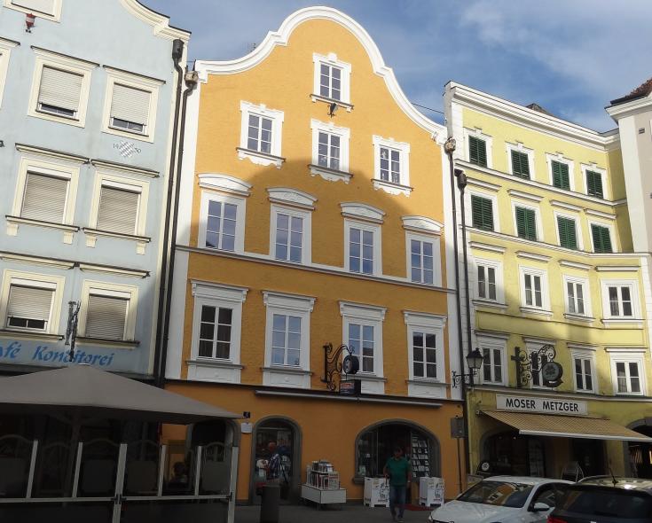 Barockes Stadthaus mit PaXretro58-Fenstern aus Eukalyptus in Schräding