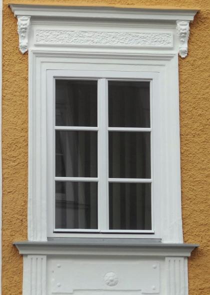 Barockes Stadthaus mit PaXretro58-Fenstern aus Eukalyptus in Schräding Nahaufnahme