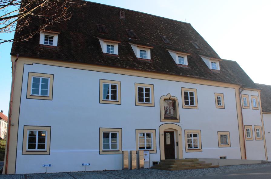 Ehemaliges Gasthaus "Zum Löwen" mit PaXretro68 aus Lärche in Rot an der Rot