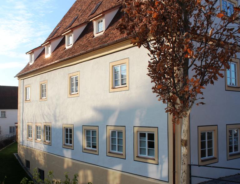 Ehemaliges Gasthaus "Zum Löwen" mit PaXretro68 aus Lärche in Rot an der Rot