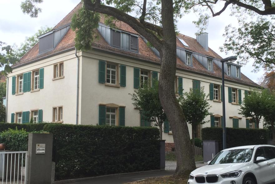 Ehemaliges Offiziersgebäude mit PaXretro58 aus Meranti in Mainz