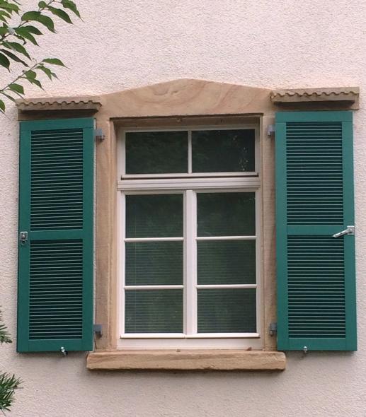 Ehemaliges Offiziersgebäude mit PaXretro58 aus Meranti in Mainz Nahaufnahme