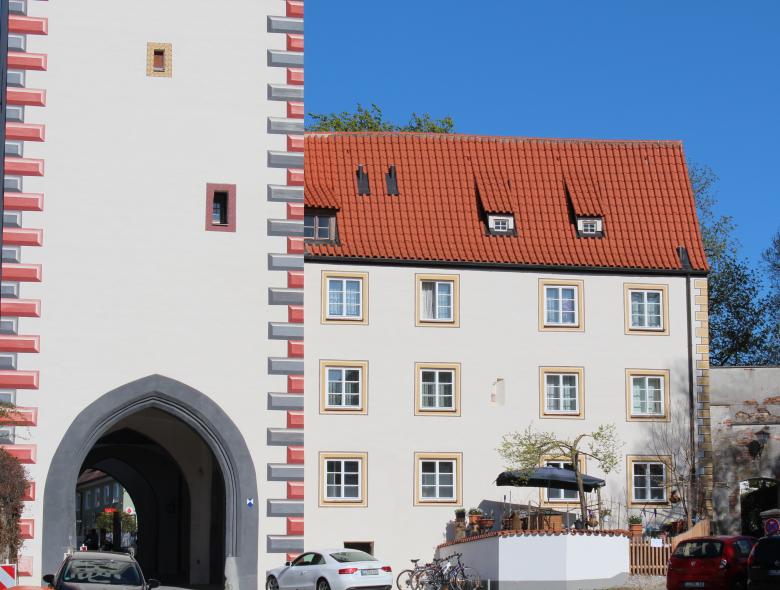 Ehemaliges Stadttor aus dem 15 Jhd. mit PaX Kastenfenstern aus Fichte in München