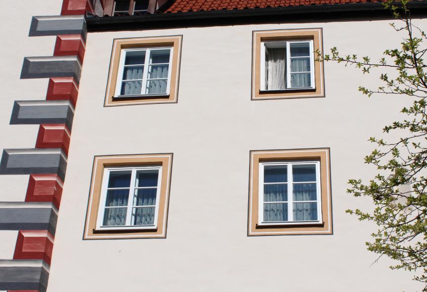 Ehemaliges Stadttor aus dem 15 Jhd. mit PaX Kastenfenstern aus Fichte in München Nahaufnahme