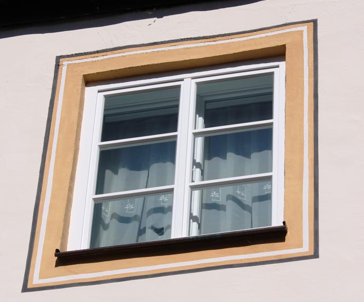 Ehemaliges Stadttor aus dem 15 Jhd. mit PaX Kastenfenstern aus Fichte in München  Nahaufnahme