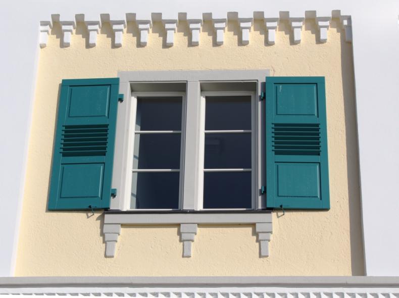 Ehemaliges Zollhaus mit PaXretro68 aus Lärche in Langenargen Nahaufnahme