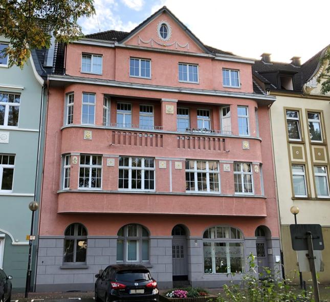 Jahrhundertwendegebäude in Leverkusen mit PaXretro68 Fenstern aus Eukalyptus