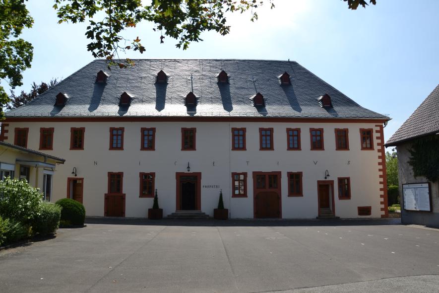 Historische Probstei mit PaXcontur68 aus Meranti in Schwabenheim