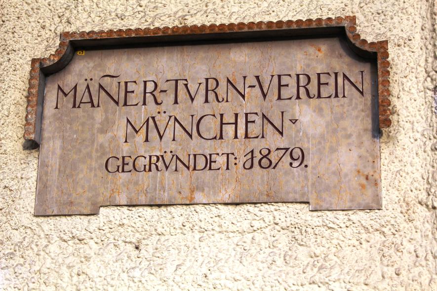 Historische Turnhalle mit PaXretro68 aus Eukalyptus in München Schild MTV