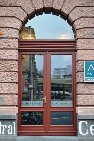 Hotel Eden in Mainz mit PaXcontur68 aus Kiefer Eingangstür