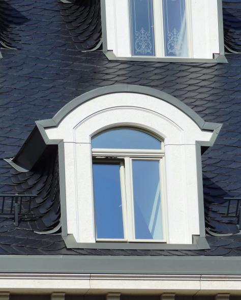 Jahrhundertwende Villa mit PaXretro 58 und 68 aus Eukalyptus in Wien Nahaufnahme Dachgaube