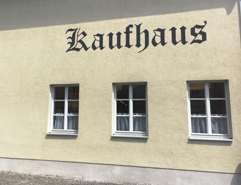 Marktbürgerliches Gebäude aus dem 16. Jhd mit PaXretro58 Fenster aus Kiefer