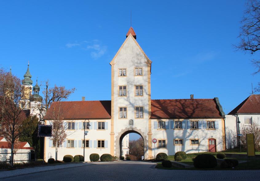 Oberes Tor Klosterhof mit PaXretro58 in Rot an der Rot