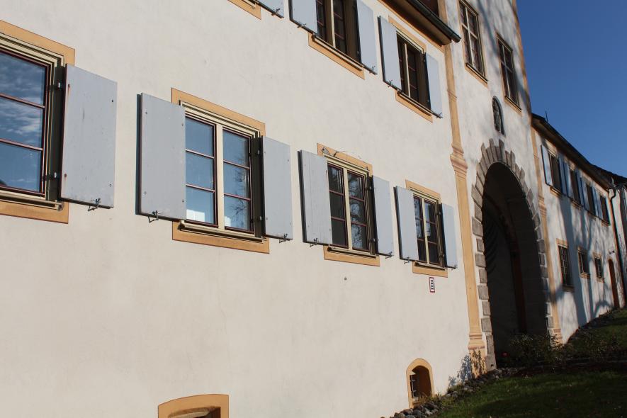 Oberes Tor Klosterhof mit PaXretro58 in Rot an der Rot