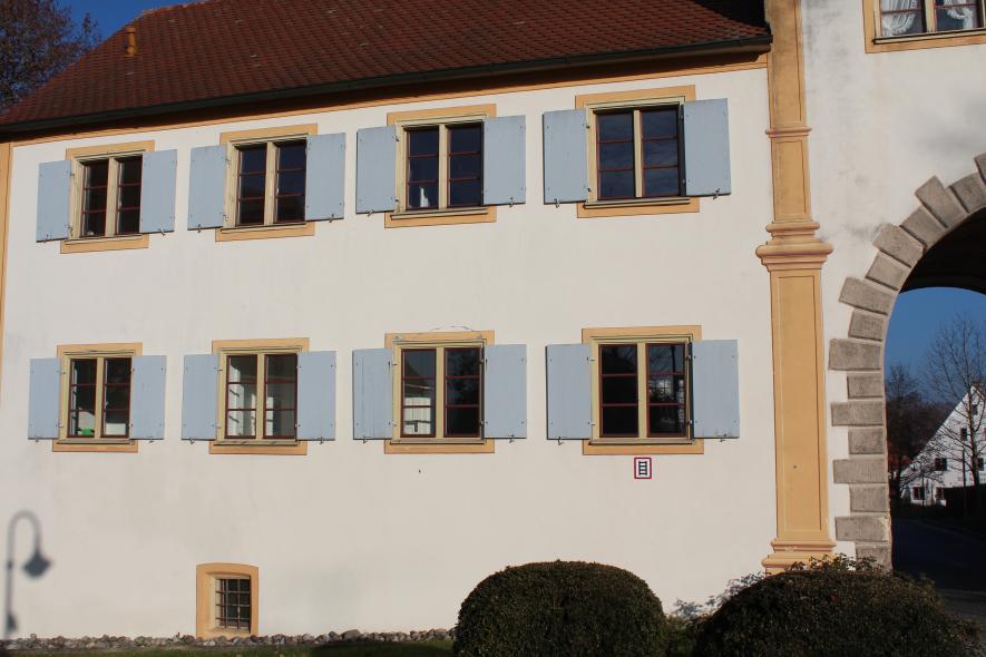 Oberes Tor Klosterhof mit PaXretro58 in Rot an der Rot