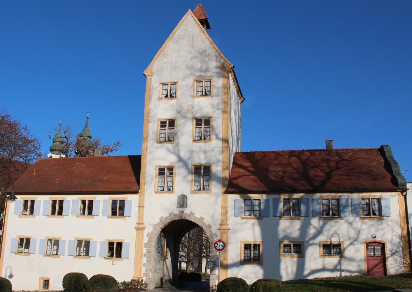 Oberes Tor Klosterhof mit PaXretro58 in Rot an der Rot