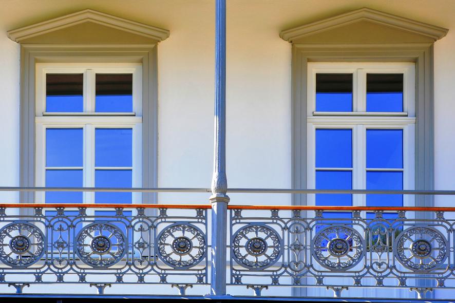 Rathaus Schlangenbad mit PaXretro78 aus Eukalyptus Nahaufnahme Balkon