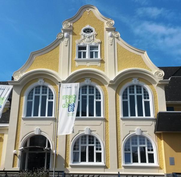 Repräsentationsgebäude im Stil des Neobarock mit PaXretro78 Fenstern in Leverkusen