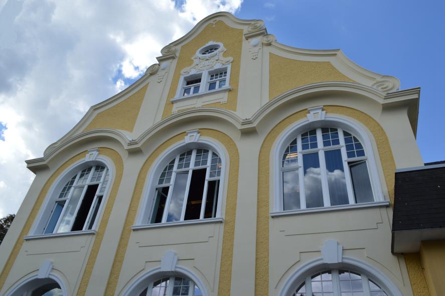 Repräsentationsgebäude im Stil des Neobarock mit PaXretro78 Fenstern in Leverkusen