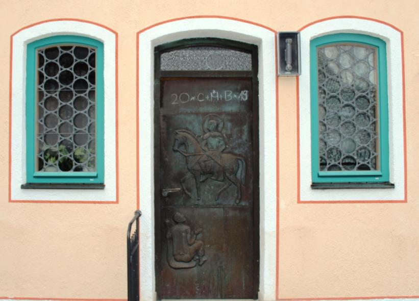 PaX-Verbundfenster aus Eiche für Kirche St. Martin in Neuching Nahaufnahme mit Tür