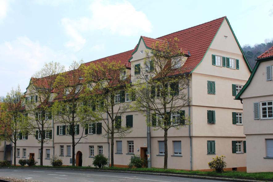 Siedlungsgebäude mit PaXretro58 Fenstern aus Kiefer in Stuttgart