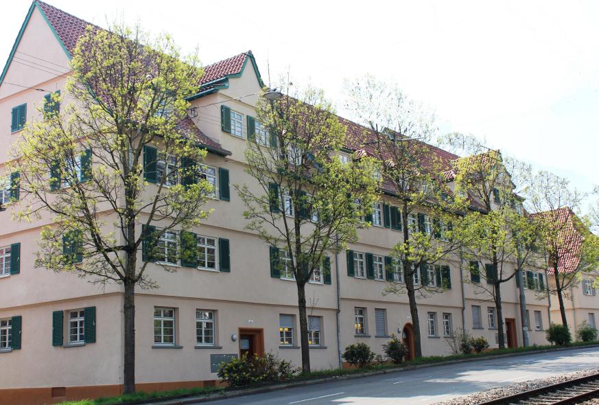 Siedlungsgebäude mit PaXretro58 Fenstern aus Kiefer in Stuttgart
