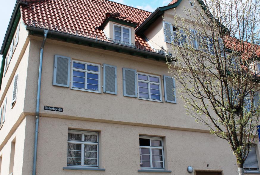 Siedlungsgebäude mit PaXretro58 Fenstern aus Kiefer in Stuttgart