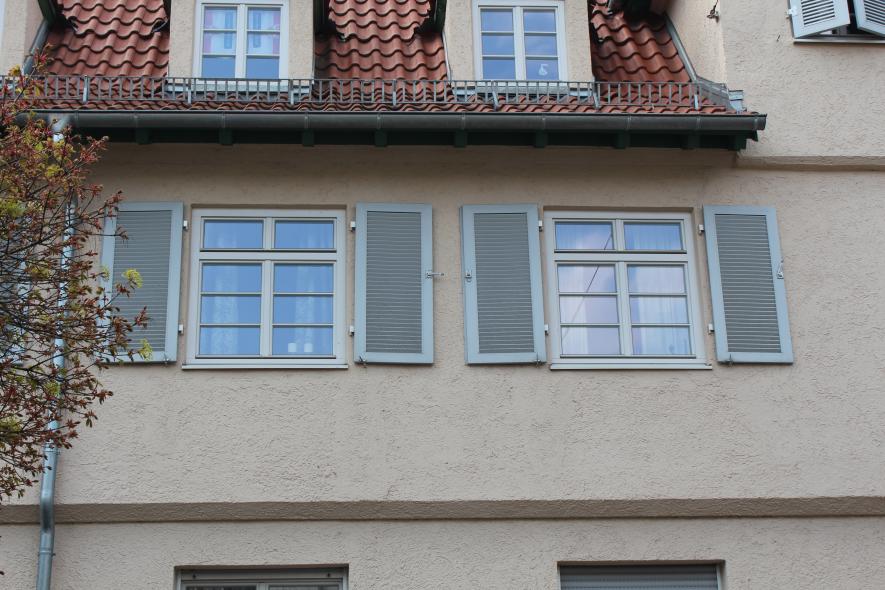 Siedlungsgebäude mit PaXretro58 Fenstern aus Kiefer in Stuttgart Nahaufnahme